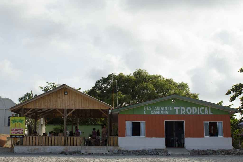 restaurante tropical na Ilha de Superagui