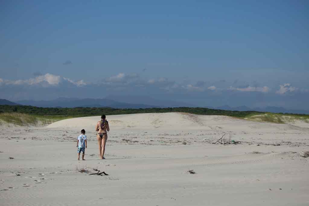 Dunas de areia na Praia Deserta da Ilha de Superagui.